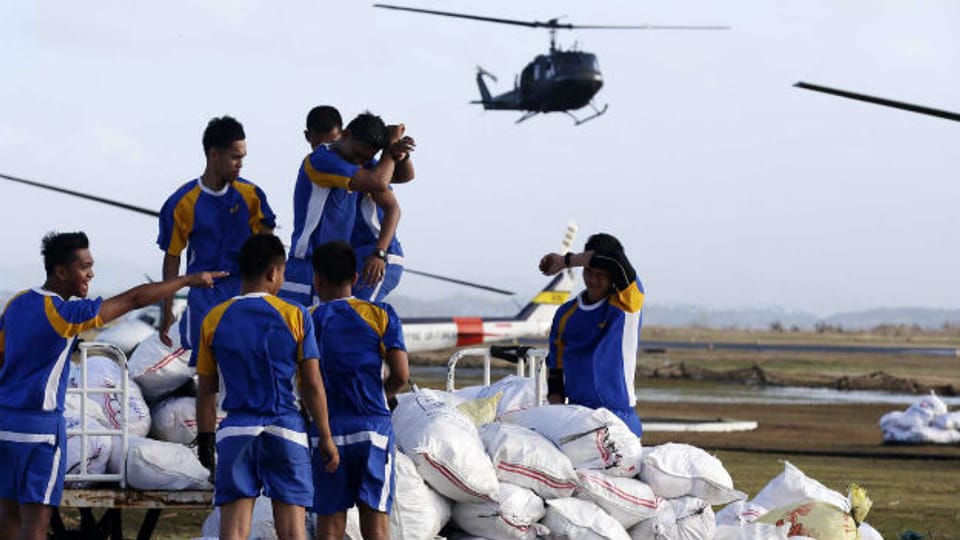 Erste Hilfsgüter treffen in der Provinz Leyte ein.
