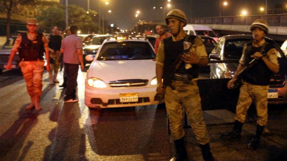 Nächtliche Ausgangssperre und Checkpoints des Militärs in Kairo.