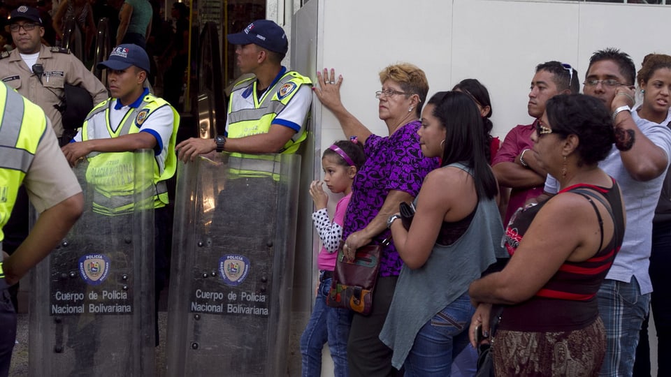 Polizei vor einem Supermarkt in Caracas