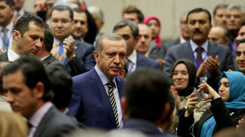 Der türkische Regierungschef Erdogan bei einem Treffer mit Anhängern seiner AKP-Partei. 25.12.2013
