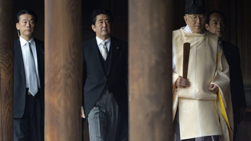 Der japanische Premier Abe betet im umstrittenen Yasukuni-Schrein.