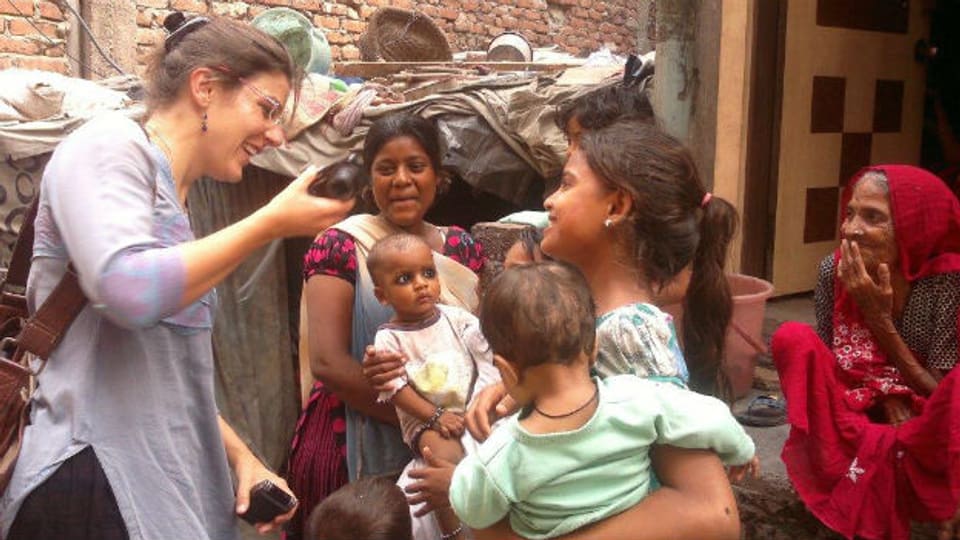 Karin Wenger bei der Arbeit als Reporterin in einem Slum in Delhi.