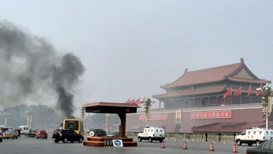 Rauch auf dem Tiananmen-Platz in Peking am 28. Oktober 2013. Ein Geländewagen fuhr in eine Menschenmenge. Fünf Personen starben.