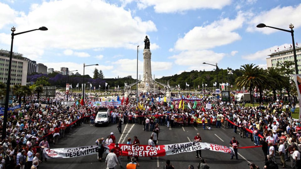  Bildlegende: Tausende von Arbeitern protestierten in Lissabon im Mai 2011 gegen die Sparmassnahmen der Regierung.
