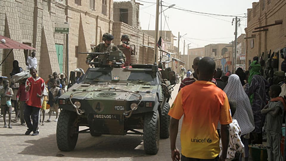 Französische Soldaten fahren durch die Strassen Timbuktus - und finden grosse Aufmerksamkeit.