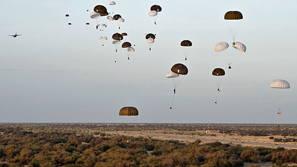 Französische Fallschirmtruppen landen in der Nähe des Flugplatzes von Timbuktu.