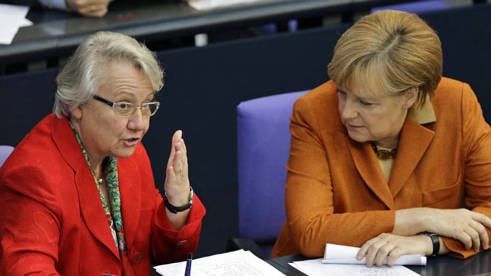 Annette Schavan mit Angela Merkel. Die deutsche Bundeskanzlerin riskiert viel für ihre Freundin Schavan.