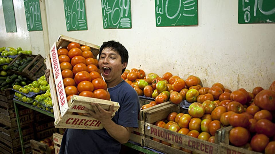 Angestellter in einem Lebensmittel-Supermarkt in Buenos Aires am 4. Februar.