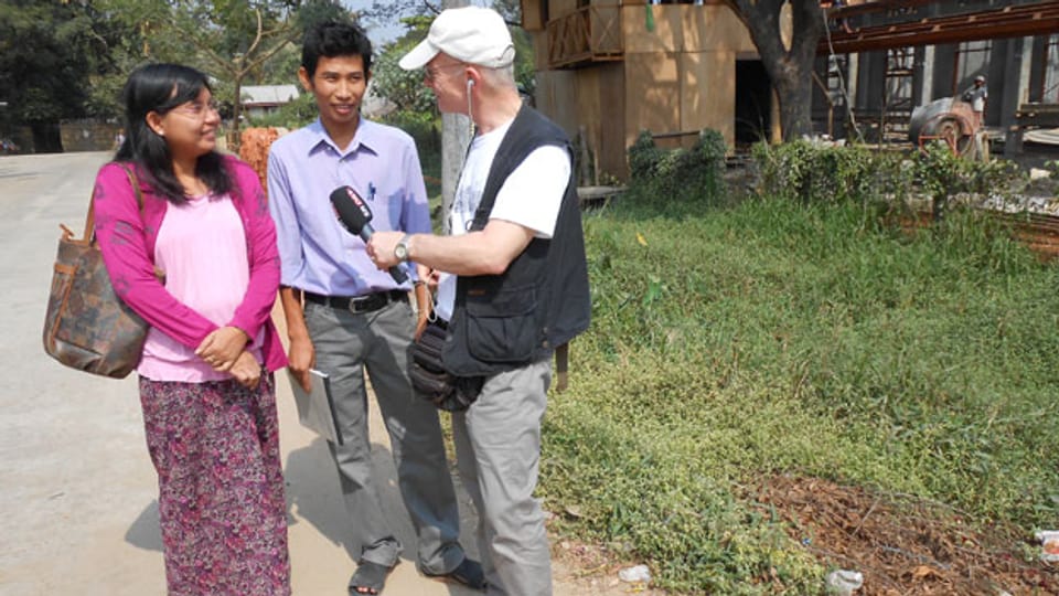 SRF-Asienkorrespondent Urs Morf (rechts) im Gespräch mit Leuten in Burma.