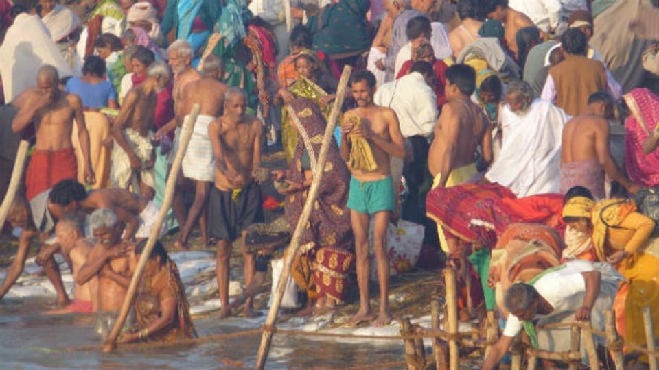 Pilger beim Bad im Fluss Ganges.