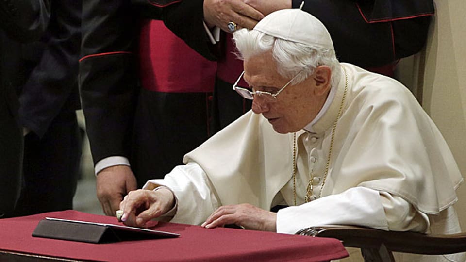 Papst Benedikt XVI im Dezember 2012 beim Twittern.