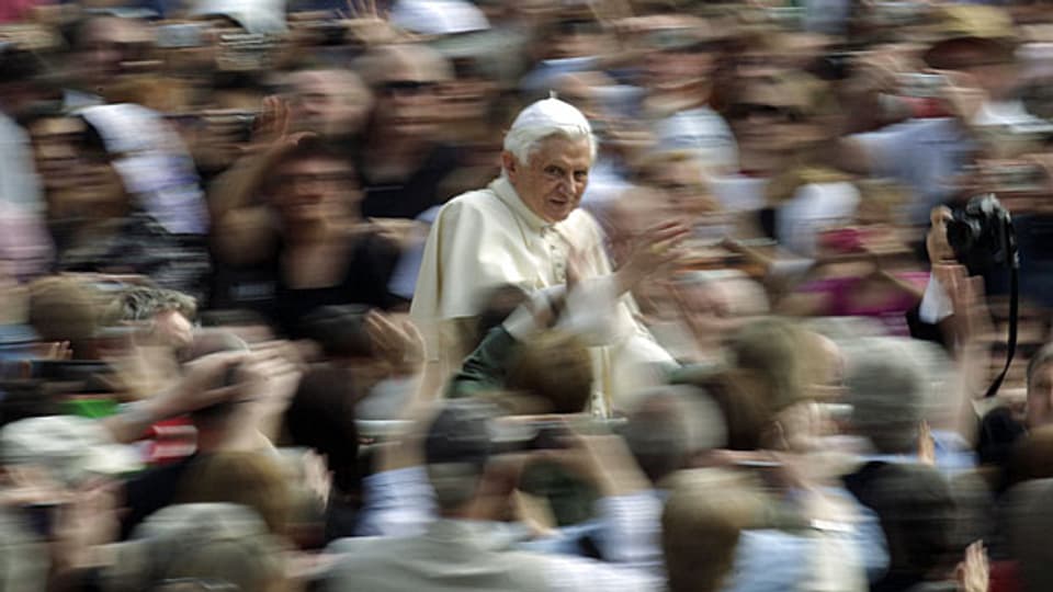Papst Benedikt XVI auf dem Petersplatz in Rom, am 21. April 2010.