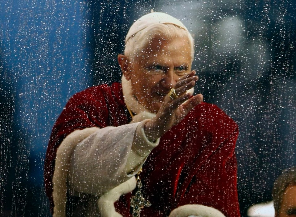 Papst Benedikt XVI im Dezember 2009. Tagesgesprächs-Gast Pater Eberhard von Gemmingen war bei Radio Vatikan Leiter des deutschsprachigen Dienstes.