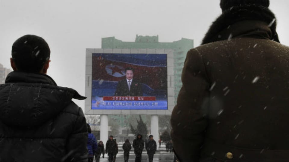 Passanten in der nordkoreanischen Hauptstadt Pjönjang verfolgen die Neuigkeiten zum Atombombentest.