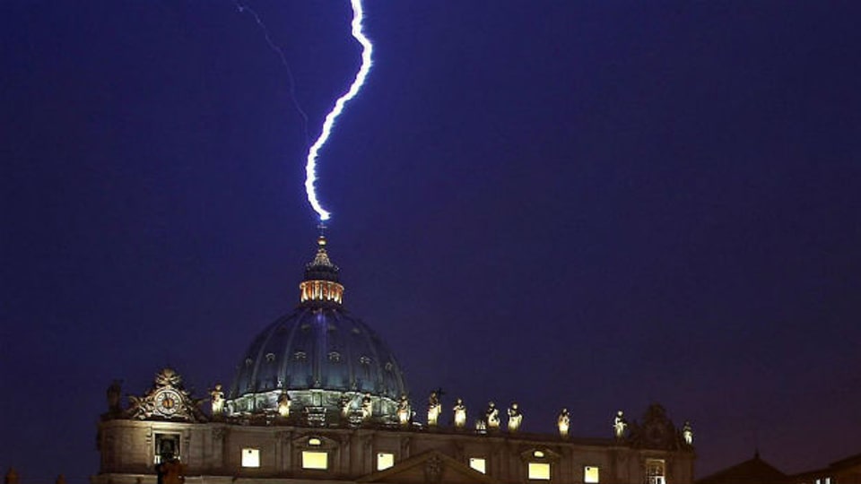 Ein Blitz schlägt in den Petersdom am Tag an dem Papst Benedikt seinen Rücktritt ankündigte