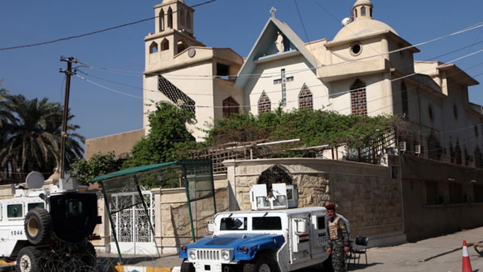 Irakische Sicherheitskräfte vor einer katholischen Kirche in Bagdad.
