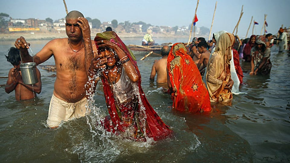 Mit einem Bad im Ganges entledigen sich die indischen Pilger all ihrer Sünden.