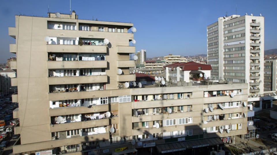 Hochhäuser in Pristina, Serbien.