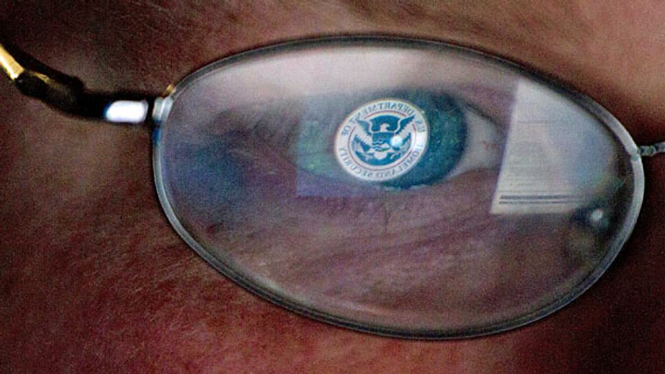 Das Logo des US-Departements «Homeland-Security» spiegelt sich in der Brille eines Analysten; im Zentrum für Cyber-Sicherheit in Idaho.