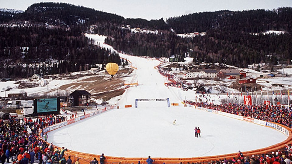 Blick auf die Arena der alpinen Ski-Disziplinen im norwegischen Lillehammer 1994.
