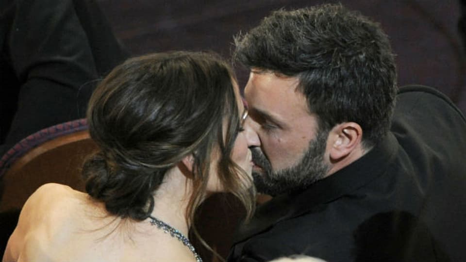 Jennifer Garner küsst ihren Mann Ben Affleck gleich nachdem dessen Drama “Argo” als Oscar-Preisträger als bester Film ausgezeichnet wurde