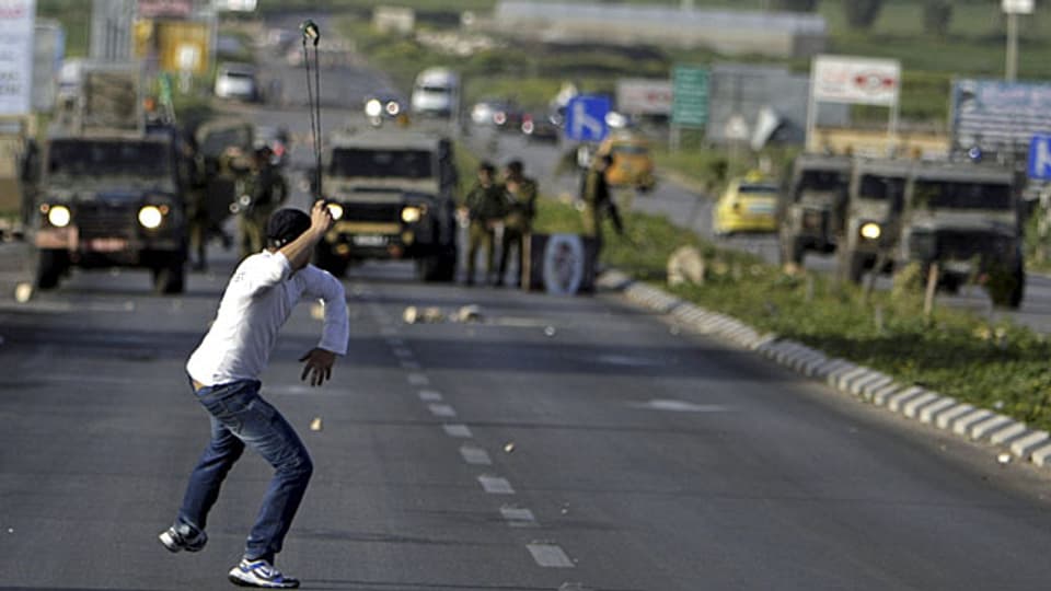 Palästinensische Steine gegen die israelischen Besatzer - nach dem Tod eines Palästinensers in einem israelischen Gefängnis.