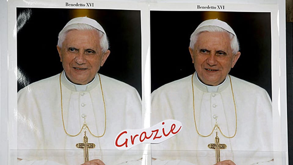 Papst Benedikt XVI verabschiedet sich auch per Postkarte; an einem Kiosk in der Nähe des Petersplatzes.