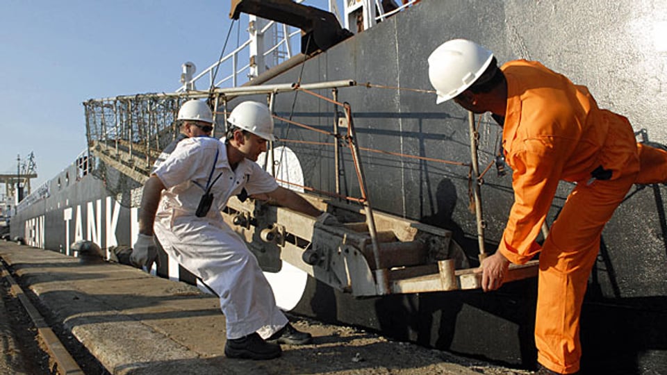 Hafenarbeiter und Matrosen auf einem griechischen Tanker.