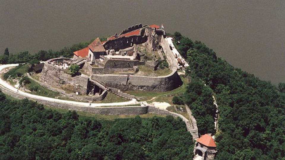  Die Burg Visegràd nördlich von Budapest an der Donau