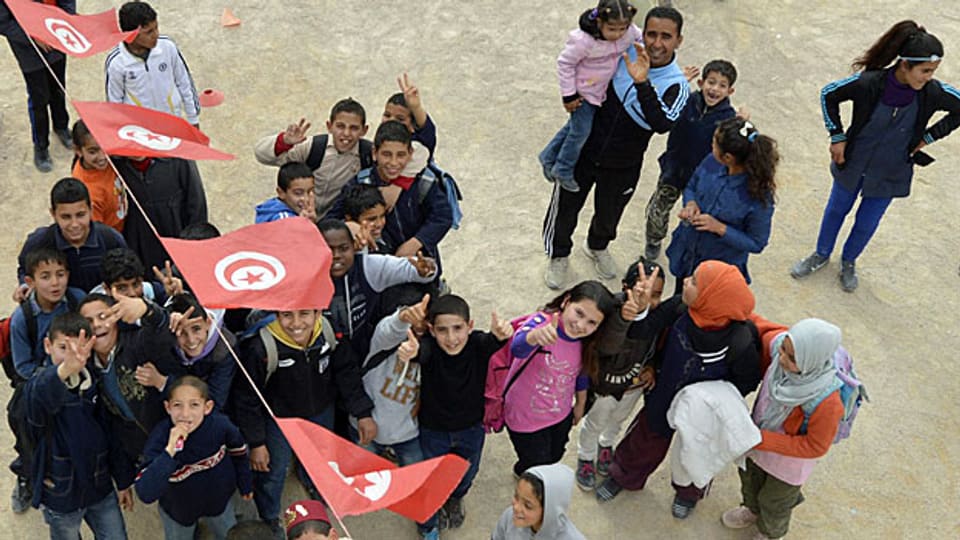 Schulkinder freuen sich über die mit Schweizer Hilfe renovierte Primarschule in Ben Gardane im Südosten Tunesiens.