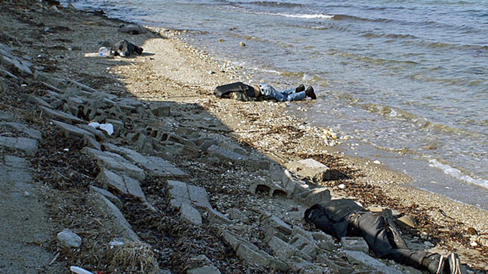 An einen Strand der Insel Lesbos gespült, nachdem ein Boot mit 28 Flüchtlingen im Dezember 2012 gesunken war.