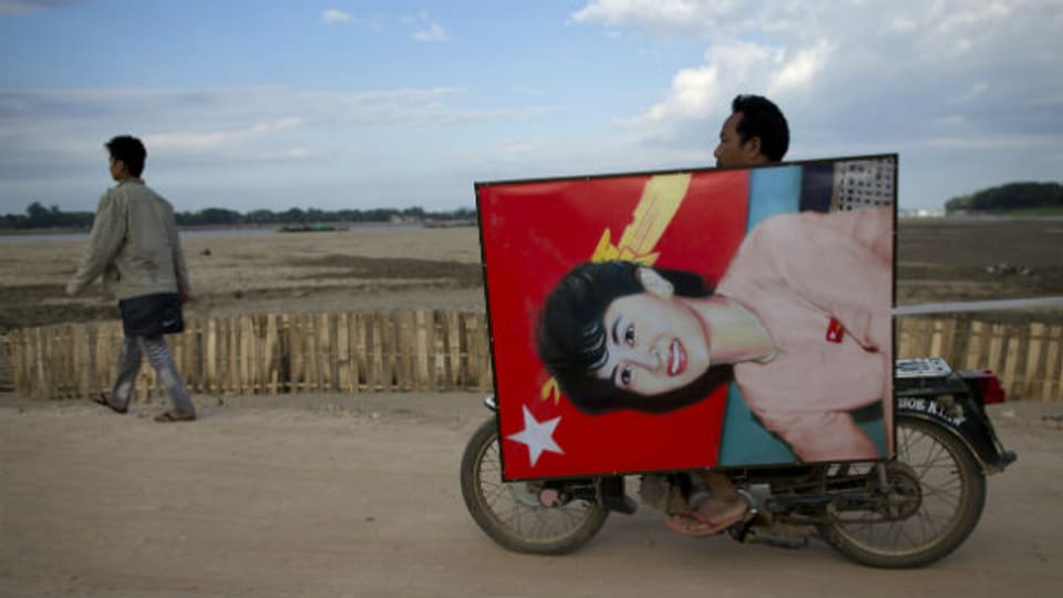 Ein Anhänger der burmesischen Friedensnobelpreisträgerin Aung San Suu Kyi.