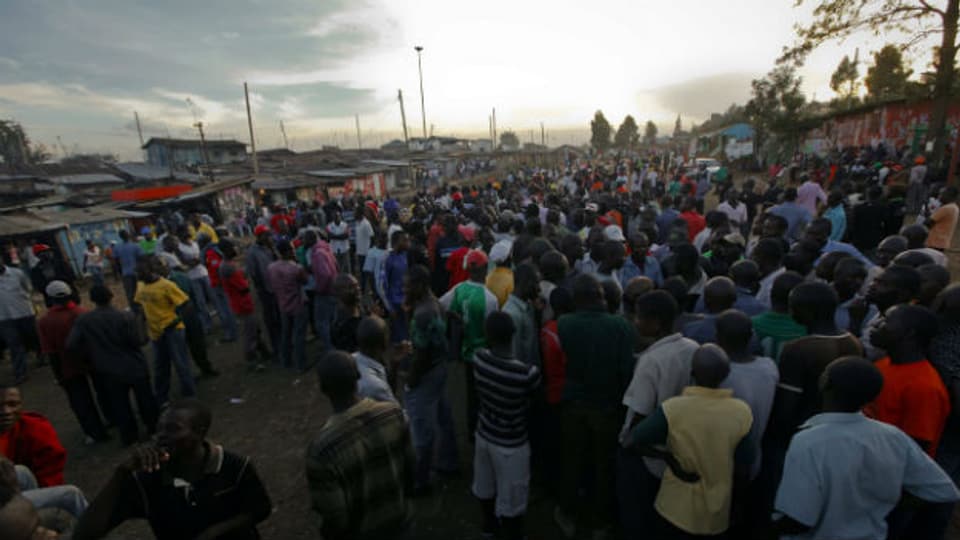 Menschen in einem Slum in Nairobi warten auf die Wahlresultate.