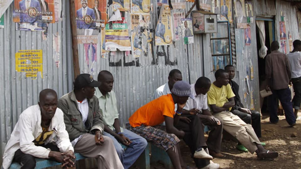 Wähler von Raila warten in den Slums von Kibera auf Wahlresultate.