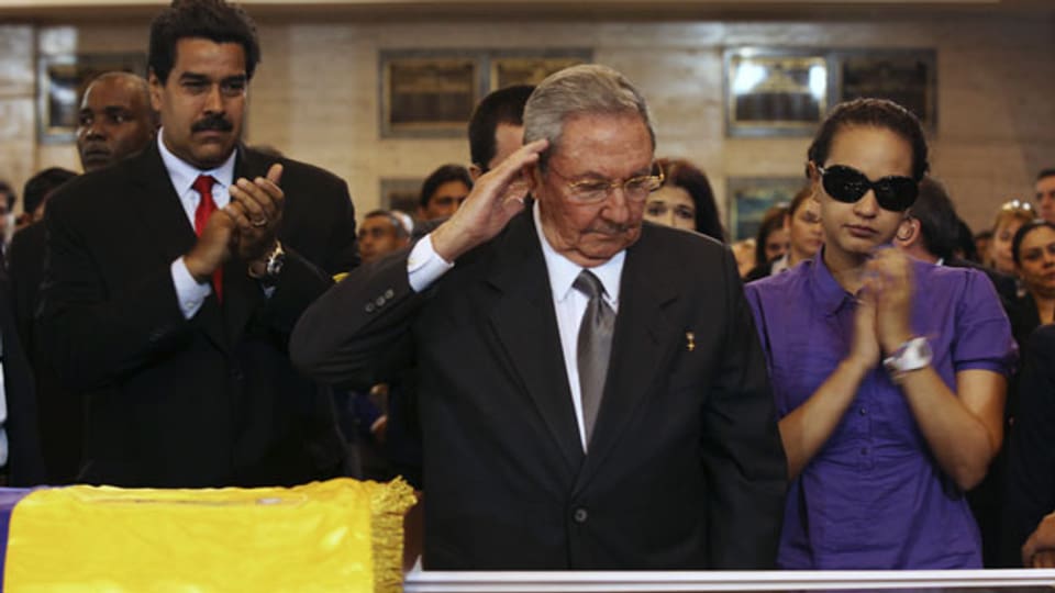 Kubas Präsident Raùl Castro salutiert am Sarg von Hugo Chavez.