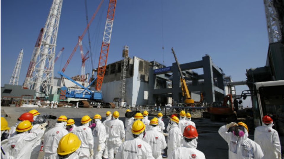 Journalisten besichtigen die Baustelle des zerstörten Reaktorblocks 4.