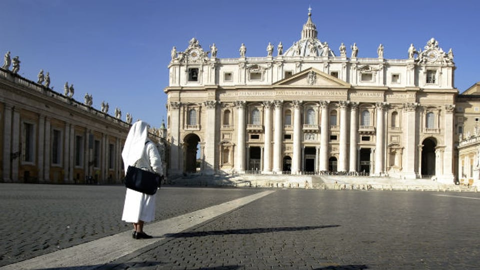 Eine Nonne vor dem Petersdom im Vatikan.
