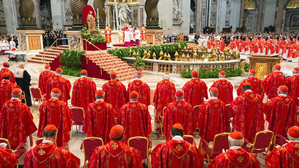155 Kardinäle an einer Messe im Vatikan - bevor sie sich dann zur Papst-Wahl in die Sixtinische Kapelle zurückziehen.