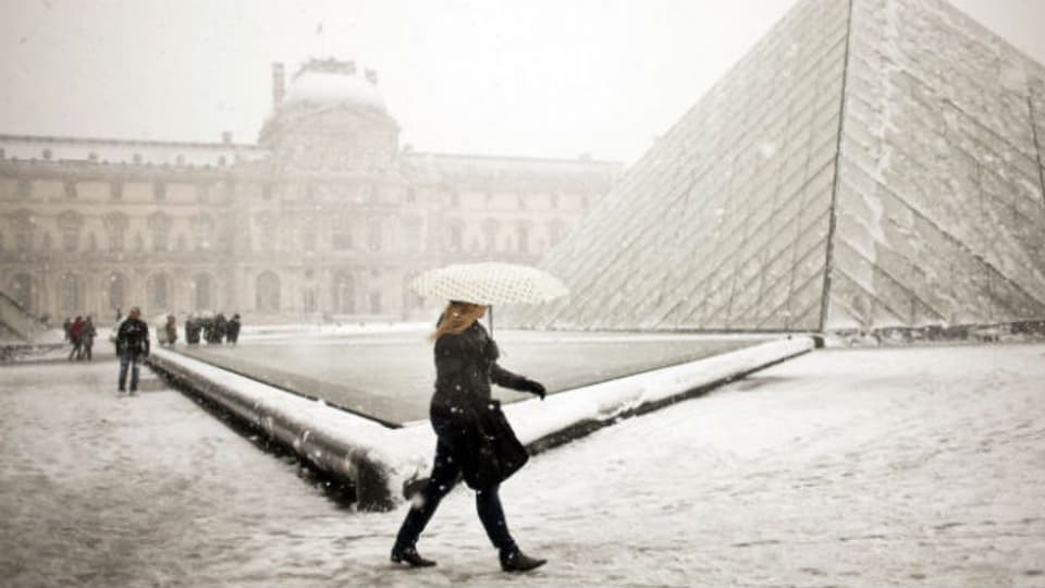 Winterszene im Pariser Louvre im Dezember 2010