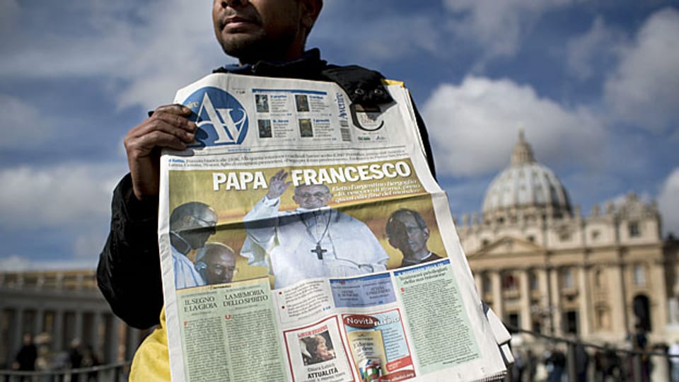 Zeitungsverkäufer auf dem Petersplatz in Rom.