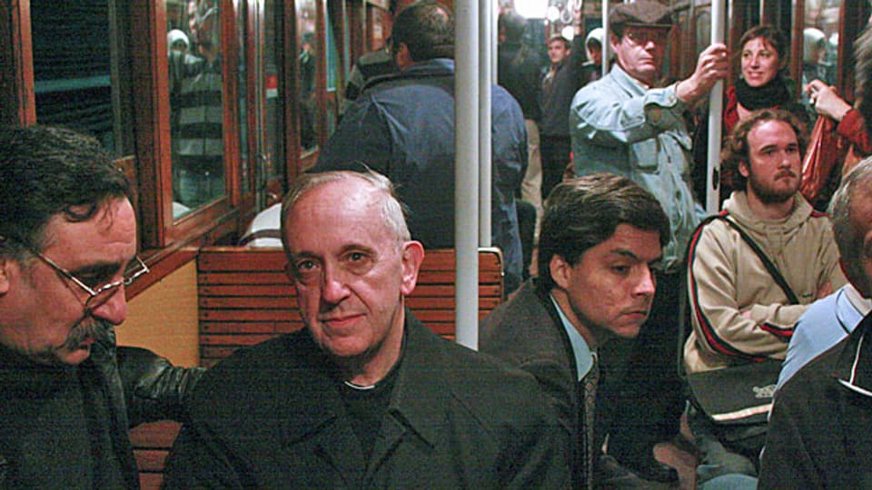 Kardinal Jorge Mario Bergoglio, 2008 unterwegs in der U-Bahn in Buenos Aires. Jeztt ist er Papst Franziskus.