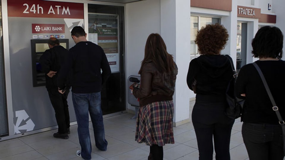 Zyprioten wollen ihr Geld vor der Solidaritätsabgabe retten