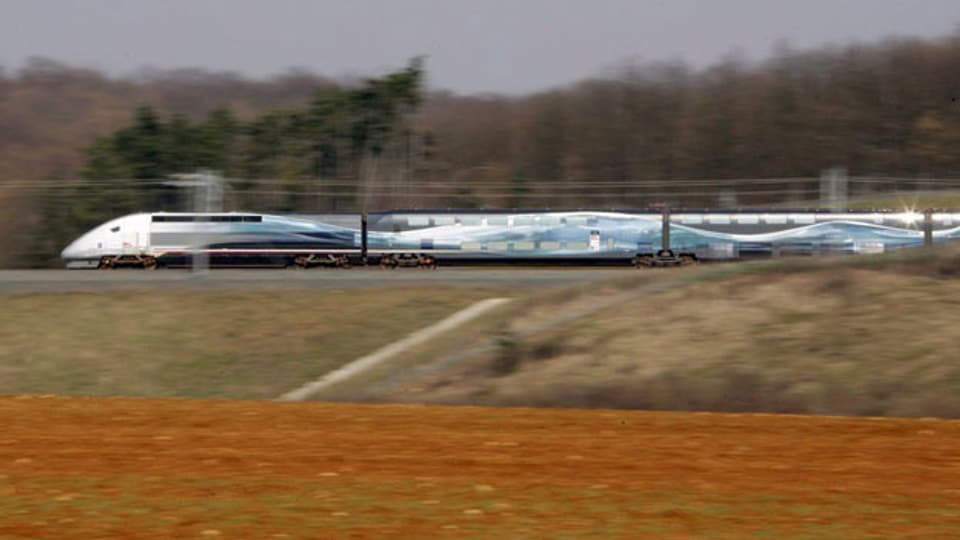 Der TGV 150 (Train grande vitesse) in der Nähe von Metz beim Versuch, den eigenen Geschwindigkeitsrekord von 574,8 km/h zu brechen.