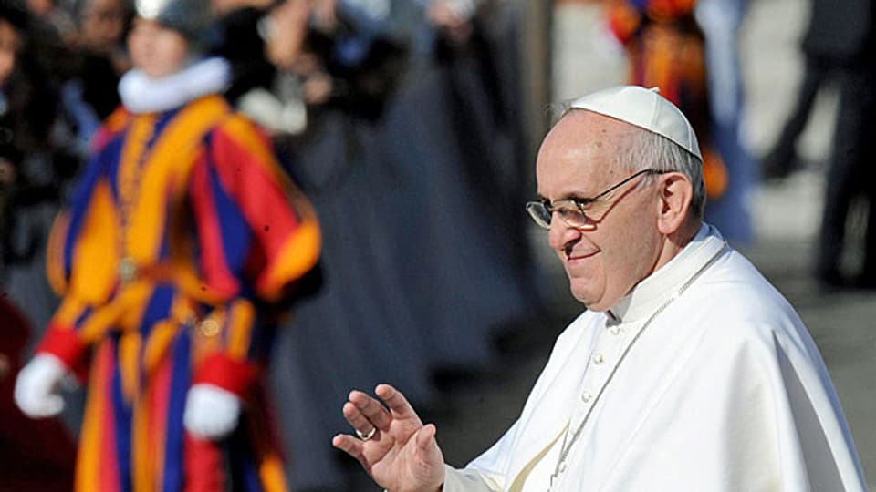 Papst Franziskus winkt der Menge auf dem Petersplatz zu.