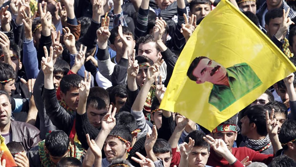Kurdinnnen und Kurden skandieren Slogans und schwenken die Fahne mit dem Bild von PKK-Führer Abdullan Öcalan.