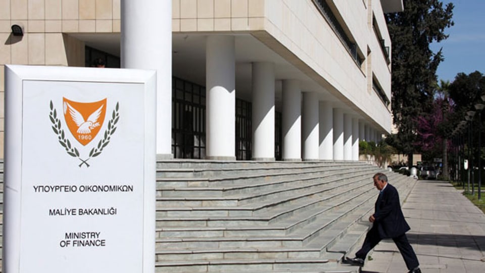 Die Frage zum Plan B der zyprischen Politik. Mann vor dem Finanzministerium in Nikosia am 14.3.2013.