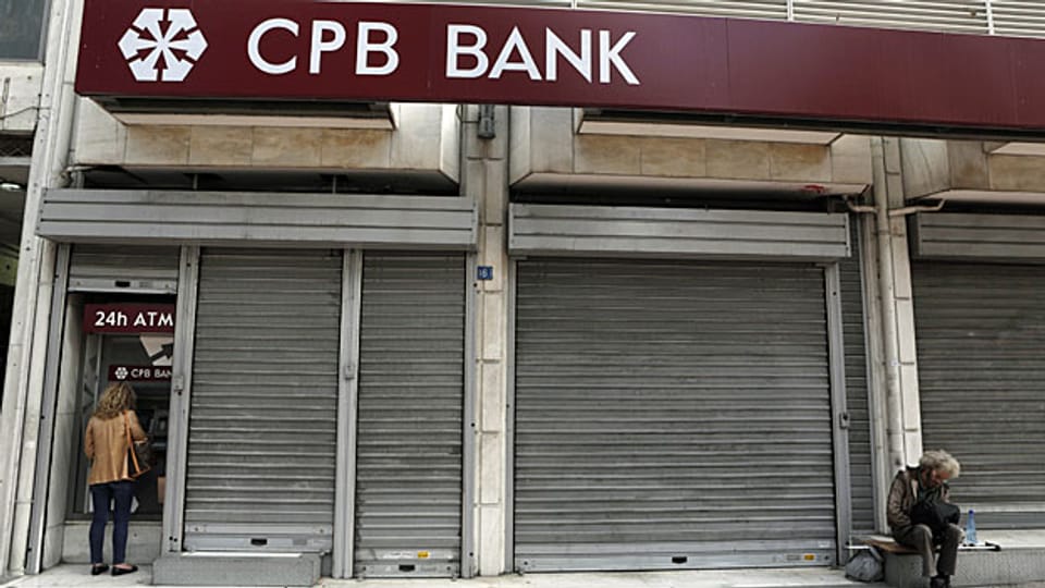 Eine geschlossene Filiale der Cyprus Popular Bank CPB in Athen.