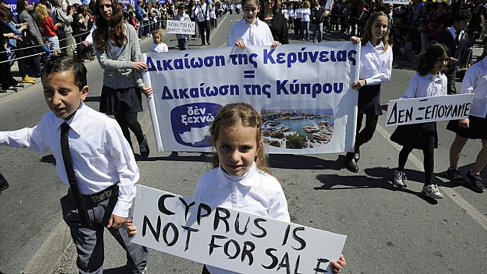Auch am Festumzug zum griechischen Nationalfeiertag ist das Rettungspaket Thema.