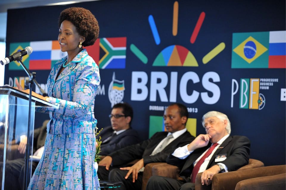 Südafrikanische Ministerin hält Rede am BRICS-Gipfel.