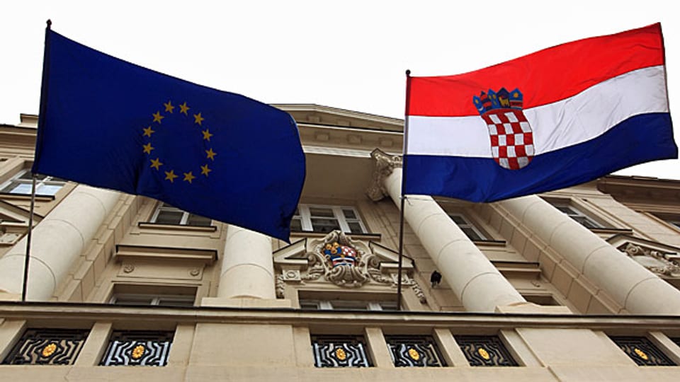 Die EU- und die kroatische Flagge am Parlamentsgebäuder in der Hauptstadt Zagreb.